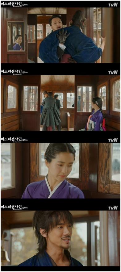 ‘미스터 션샤인’ 변요한, 유연석이 포옹을 했다. tvN 캡처