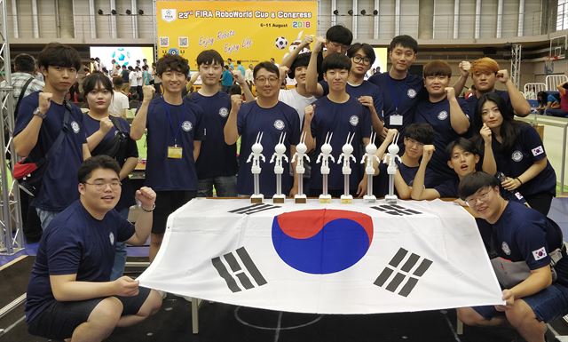 대만에서 열린 ‘FIRA2018' 종합우승을 차지한 상명대 휴먼지능로봇공학과 ‘휴머노이드 로봇클럽’ 회원들이 기념촬영을 하고 있다. 상명대 제공