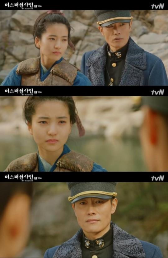 ‘미스터션샤인’ 이병헌이 김태리에게 총을 선물했다. tvN 방송 캡처