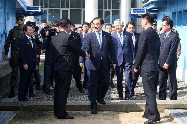 조명균(가운데) 통일부 장관이 13일 오전 판문점 북측 통일각에서 열린 남북 고위급회담에 참석하기 위해 군사분계선을 넘고 있다. 판문점=사진공동취재단