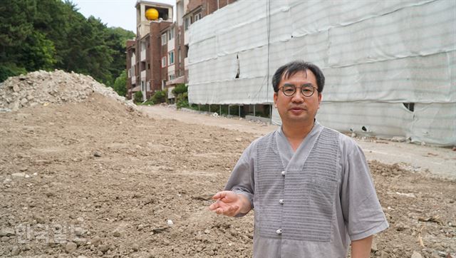 [저작권 한국일보]경북 포항지진으로 부서진 포항시 북구 환여동 대동빌라 철거 현장에서 김대명 대동빌라 재건축사업 추진위원장이 앞으로 계획 등을 설명하고 있다. 포항=김정혜기자 kjh@hankookilbo.com