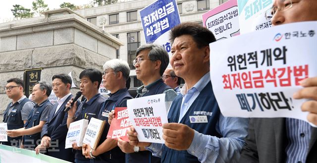 지난 6월 19일 오후 서울 종로구 헌법재판소 앞에서 열린 '양대노총-최저임금위원회 노동자 위원 공동 기자회견'에서 백석근 민주노총 사무총장이 발언을 하고 있다. 서재훈 기자 spring@hankookilbo.com