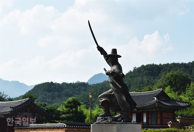 선유동천 나들길 시작지점인 ‘운강 이강년선생기념관’ 앞마당에 항일 의병장으로 활약한 그의 동상이 세워져 있다.