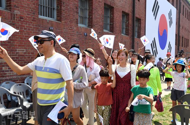 태극기 플래시몹 '하나됨의 노래 아리랑'에 참가한 시민들이 태극기를 들고 행진하고 있다. 신상순 선임기자 ssshin@hankookilbo.com