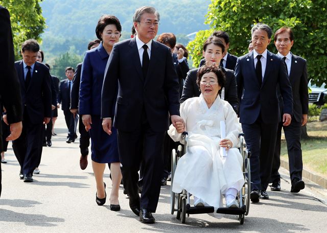 일본군 ‘위안부' 피해자 기림의 날 첫 정부 기념식이 열린 14일 오후 문재인 대통령이 위안부 피해자 이용수 할머니의 손을 잡고 기념식이 열리는 충남 천안 국립 망향의 동산 안 모란묘역으로 이동하고 있다. 천안=고영권 기자