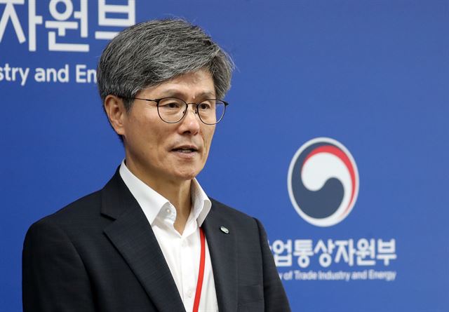 전휘수 한국수력원자력 발전부사장이 14일 정부세종청사 산업통상자원부 기자실에서 '한전 상반기 영업적자 및 에너지전환'에 대한 설명을 하고 있다. 산업부와 한수원은 상반기 원전 이용률이 낮은 이유는 정부의 에너지전환 정책과 무관하며 격납건물 철판부식, 콘크리트 결함 등이 다수 발견돼 정비일수가 증가한 것이라고 설명했다. 뉴스1