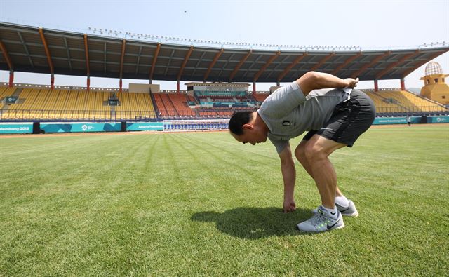 김학범 U-23 축구대표팀 감독이 14일 오전 2018 자카르타·팔렘방 아시안게임 조별리그 1차전이 열리는 인도네시아 자와라밧주 반둥의 '시 잘락 하루팟 스타디움'을 찾아 잔디 상태를 확인하고 있다. 대표팀은 15일 레바논과 1차전을 치른다. 반둥=연합뉴스