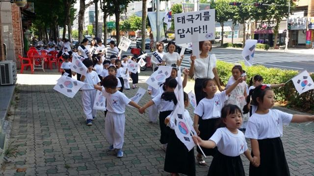 대구 달서구 한 유치원의 원생과 학부모 100여 명이 광복 73주년을 하루 앞둔 14일 태극기와 ‘태극기를 답시다’라는 피켓을 들고 “대한독립 만세’를 외치며 1㎞ 구간을 행진하고 있다. 대구 한국어린이집 제공.