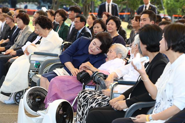 김정숙 여사가 14일 충남 천안 국립 망향의 동산 모란묘역에서 열린 일본군 ‘위안부’ 피해자 기림의 날 행사에서 곽예남 할머니와 대화하고 있다. 기림의 날은 국민들의 올바른 역사 정립과 여성인권 증진을 위해 국가기념일로 지정됐고 이번이 지정 이후 첫 번째 기념식이다. 천안=고영권 기자