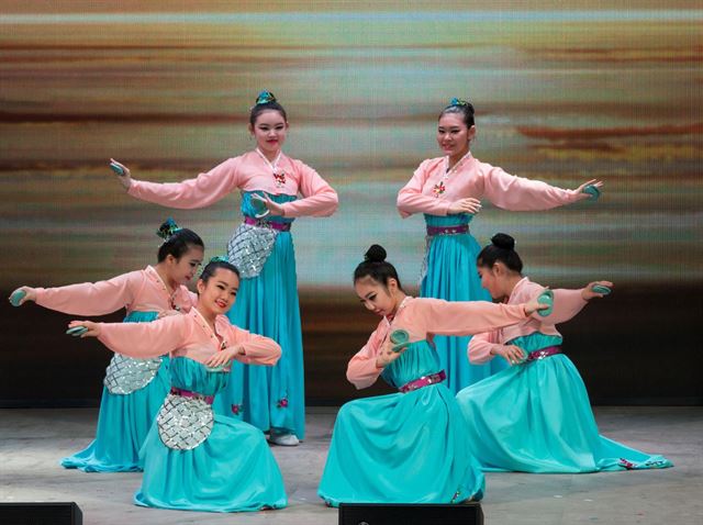 국립국악원이 18일 러시아 사할린주 주도인 유즈노사할린스크에서 사할린주한인회가 주최하는 광복절 행사에 참여해 북한 통일예술단과 합동 무대를 선보인다고 14일 밝혔다. 국립국악원 제공