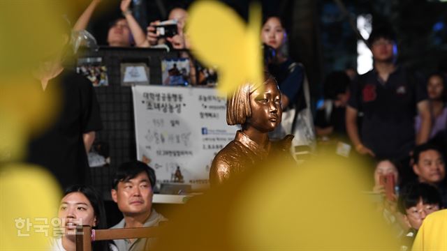 광복절을 하루 앞둔 14일 저녁 서울 종로구 옛 일본대사관 앞에서 제6차 세계 일본군 위안부 기림일 맞이 촛불문화제 '함께평화!'가 열리고 있다. 배우한 기자