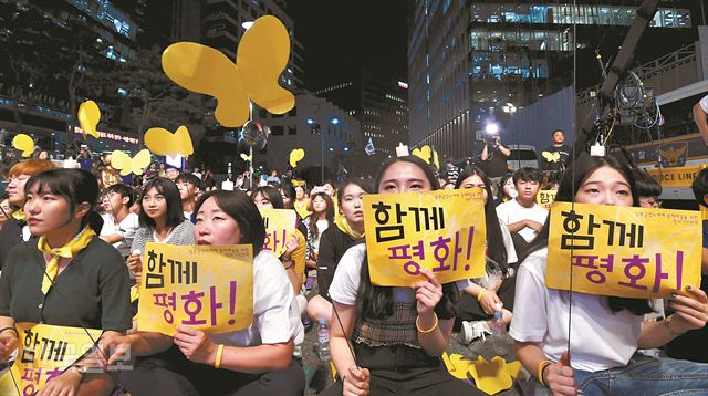 광복절을 하루 앞둔 14일 저녁 서울 종로구 옛 일본대사관 앞에서 제6차 세계 일본군 위안부 기림일 맞이 촛불문화제 '함께평화!'가 열리고 있다. 배우한 기자