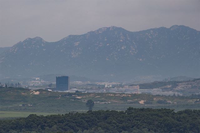 14일 경기 파주시 서부전선 비무장지대(DMZ)가 시작하는 곳에서 개성공단 일대와 송악산이 보이고 있다. 파주=연합뉴스