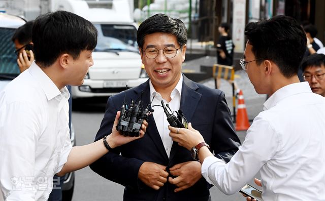 드루킹 인사청탁 연루 의혹을 받고 있는 백원우 청와대 비서관이 15일 오전 서울 강남구 특검 사무실에 참고인 신분으로 출석하고 있다. 김주성 기자