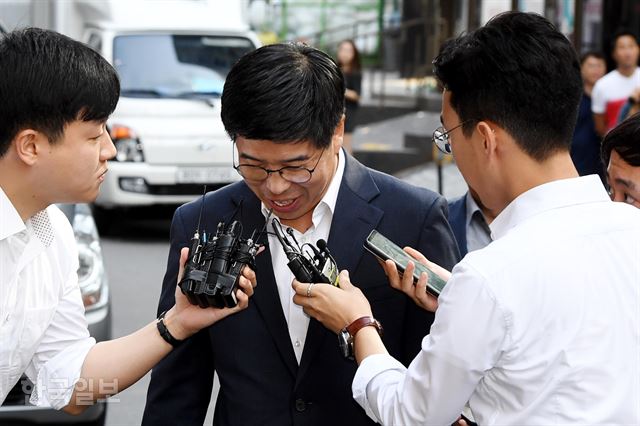 드루킹 인사청탁 연루 의혹을 받고 있는 백원우 청와대 비서관이 15일 오전 서울 강남구 특검 사무실에 참고인 신분으로 출석하고 있다. 김주성 기자