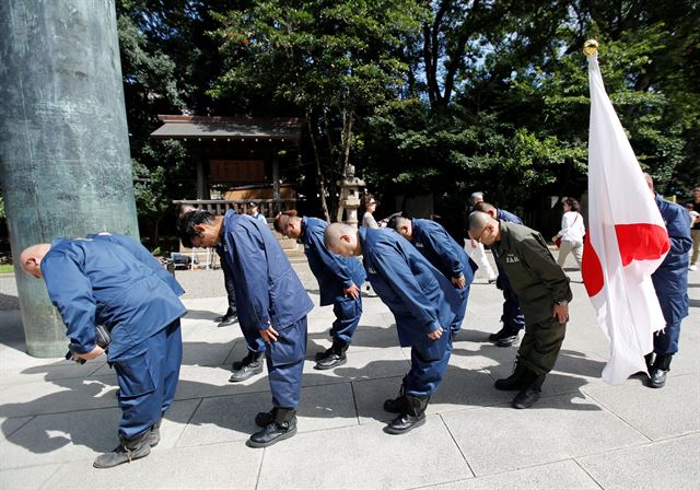 우익단체 회원들이 야스쿠니신사에서 전몰자들에게 참배를 하고 있다. 도쿄=로이터 연합뉴스