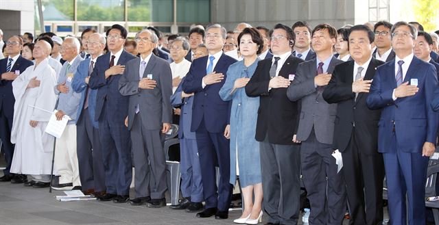 = 문재인 대통령과 부인 김정숙 여사가 15일 오전 서울 용산구 국립중앙박물관 열린마당에서 열린 제73주년 광복절 및 정부수립 70주년 경축식에서 국기에 경례하고 있다. 연합뉴스