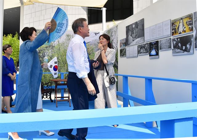 문재인 대통령과 부인 김정숙 여사가 15일 서울 용산구 국립중앙박물관 열린마당에서 제73주년 광복절 및 정부수립 70주년 경축식을 마치고 국가기록특별전을 관람하고 있다. 고영권 기자