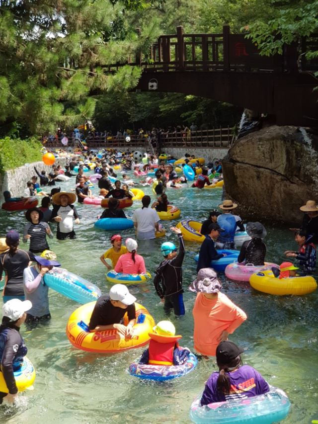 [저작권 한국일보]기록적인 폭염이 지속되고 있는 가운데 15일 전남 영암군 월출산 기찬랜드에는 더위를 피해 온 피서객들로 인산인해를 이루고 있다. 박경우 기자 gwpark@hankookilbo.com