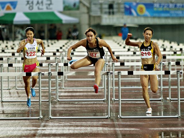 정혜림(가운데)이 허들을 넘어 역주하는 모습. 여자 100m 허들 국가대표인 정혜림은 남녀 한국 육상 선수 중 자카르타-팔렘방 아시안게임에서 가장 유력한 금메달 후보로 꼽힌다. 대한육상연맹 제공