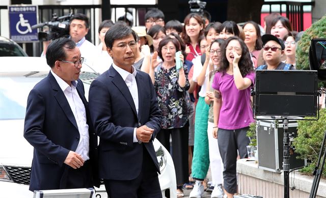 수행비서에 대한 성폭력 혐의로 기소된 안희정 전 충남지사가 14일 오전 서울서부지법에서 열리는 1심 선고 공판에 출석하기 위해 법정으로 향하자 여성시민단체 회원들이 구호를 외치고 있다. 연합뉴스