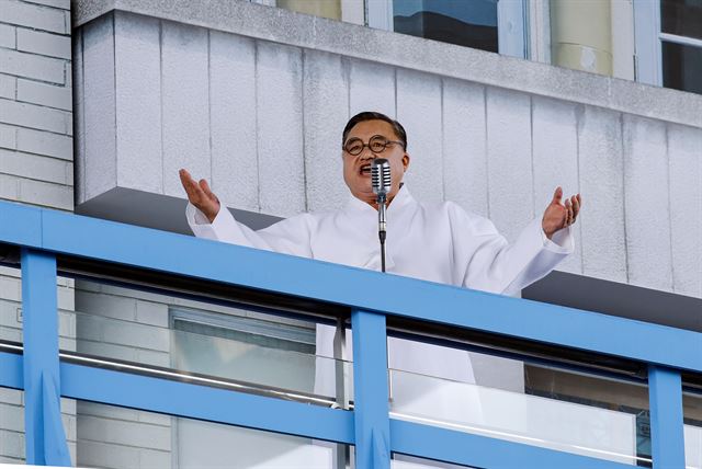 배우이자 동양대 교수인 김종구 씨가 15일 오전 서울 용산구 국립중앙박물관 열린마당에서 열린 제73주년 광복절 및 정부수립 70주년 경축식에서 백범 김구 선생의 연설을 하는 퍼포먼스를 하고 있다. 연합뉴스