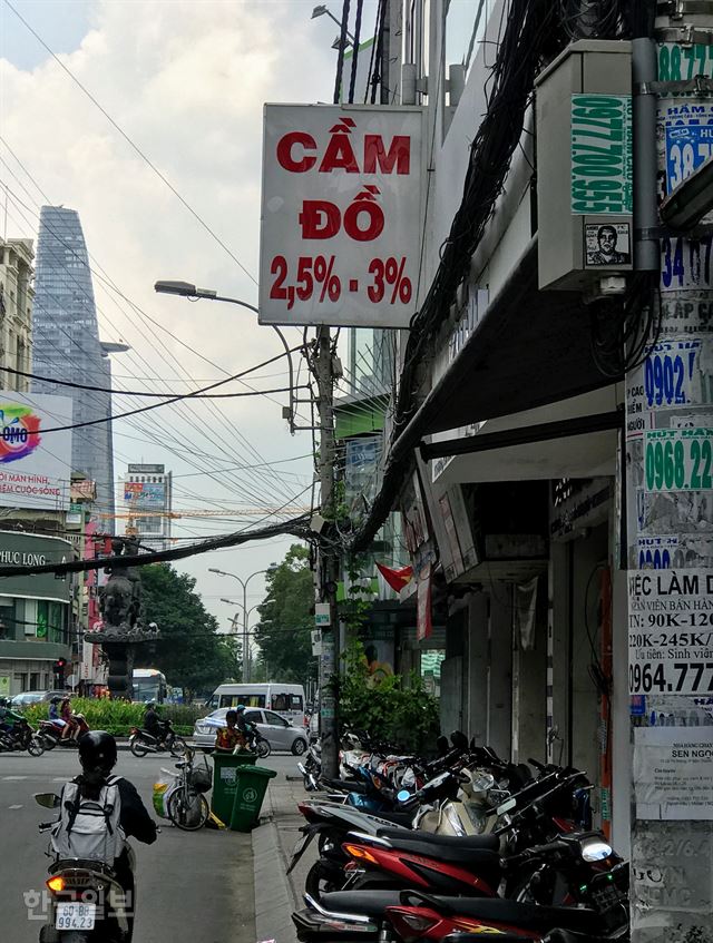 베트남 호찌민시 벤탄시장 인근에 자리잡은 한 전당포(Cam Do)가 월리 2.5~3%를 적어 놓고 영업하고 있다. 그 앞에 세워진 오토바이 대부분은 돈을 빌려주면서 담보로 잡은 것들이다. 호찌민=정민승 특파원