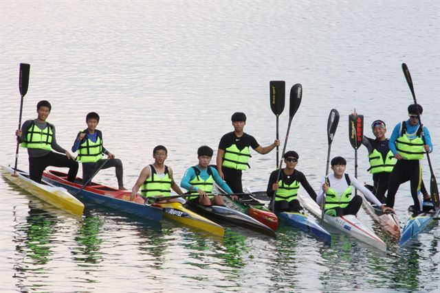 안동댐에서 훈련을 하던 카누 선수들이 훈련을 마치고 잠시 휴식을 취하고 있다. 안동시카누연맹 제공.