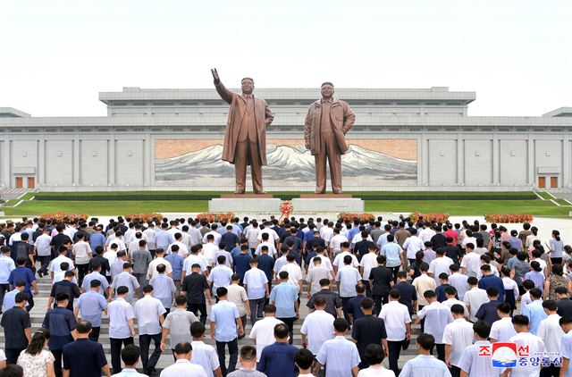 조선중앙통신이 제73주년 광복절 맞아 북한군 장병을 비롯한 근로자, 학생들이 김정일 동상에 꽃바구니를 올렸다고 15일 보도했다. 조선중앙통신 연합뉴스