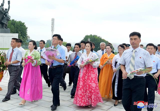 조선중앙통신이 제73주년 광복절 맞아 북한군 장병을 비롯한 근로자, 학생들이 김정일 동상에 꽃다발을 올렸다고 15일 보도했다. 조선중앙통신 연합뉴스