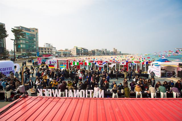 평창올림픽 개막에 맞춰 지난 2월 강릉 안목해변 일원에서 열린 강릉 커피축제장이 인파로 붐비고 있다. 강릉시 제공