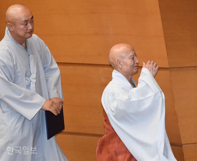 16일 서울 견지동 한국불교문화역사기념관에서 열린 조계종 중앙종회에 참석한 총무원장 설정 스님이 인사말을 한 뒤 빠져나가고 있다. 중앙종회는 설정 스님에 대한 불신임안을 가결했다. 배우한 기자.