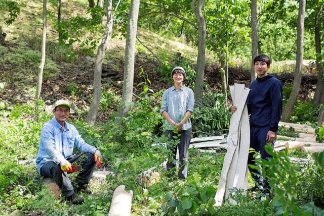 네이버 프로젝트 꽃에서 제공하는 플랫폼을 활용해 아버지(왼쪽)의 가업을 잇고 있는 '농부와 약초꾼'의 이진우(오른쪽), 박효정(가운데) 대표. 네이버 제공