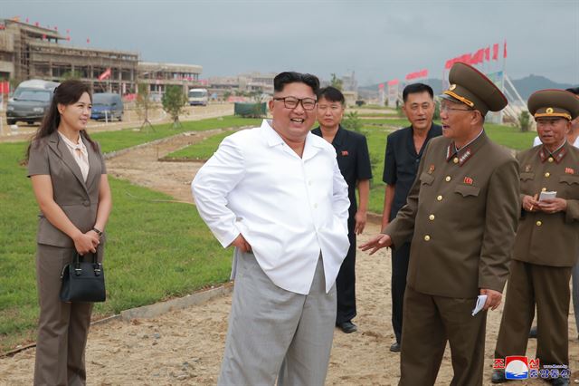 김정은 북한 국무위원장이 부인 리설주 여사와 함께 원산갈마해안관광지구 건설장을 시찰했다고 조선중앙통신이 17일 보도했다. 연합뉴스