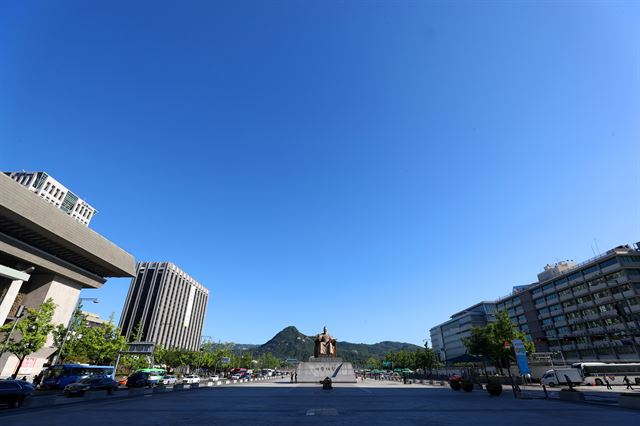 연일 이어지던 폭염이 주춤한 17일 오전 서울 광화문광장에서 바라본 구름 한점 없는 맑고 청명한 하늘이 가을이 다가옴을 알리고 있다.뉴스1