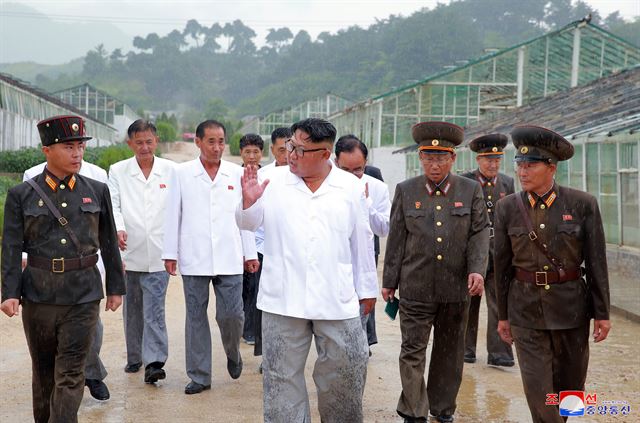 김정은 북한 국무위원장이 평안남도 양덕군의 온천지구를 시찰했다고 조선중앙통신이 17일 보도했다. 평양 조선중앙통신=연합뉴스