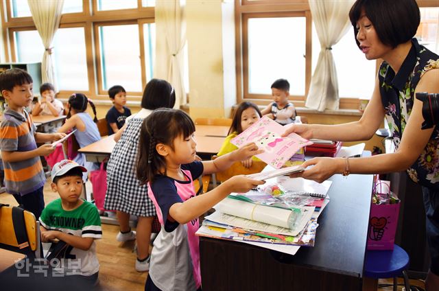 서울 용산구 서빙고초등학교 에서 1학년 1반 학생들이 방학 과제물을 선생님에게 제출 하고 있다. 신상순 선임기자 / 17일 개학한 서울 용산구 서빙고초등학교 학생들이 등교 하고 있다. 신상순 선임기자