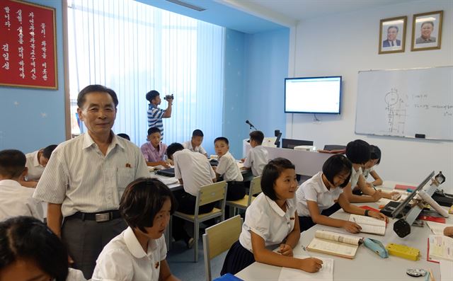 지난 16일 북한 청소년 예술체육과 과학교육 분야의 방과후 활동 교육기관인 평양 만경대학생소년궁전에서 평양 어린이들이 수학과 과학 공부를 하고 있다. 강원도민일보 제공