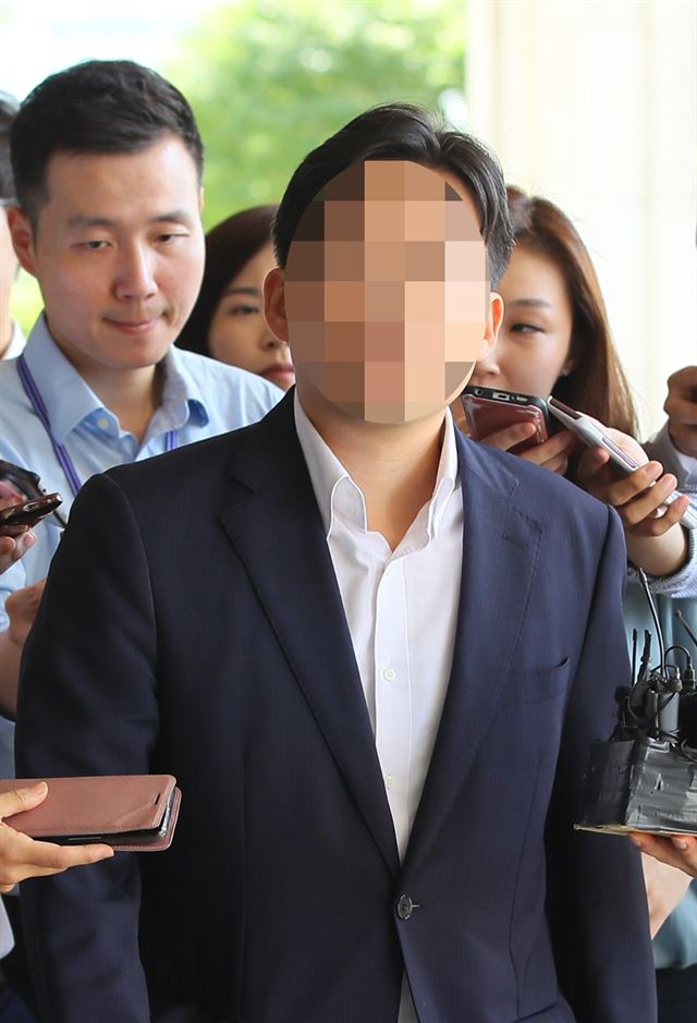 양승태 대법원장 시절 판사 블랙리스트 문건을 작성한 혐의를 받고 있는 박모 창원지법 부장판사가 16일 오전 서울 서초구 서울중앙지검에 조사를 받기 전 취재진의 질문을 받고 있다. 연합뉴스