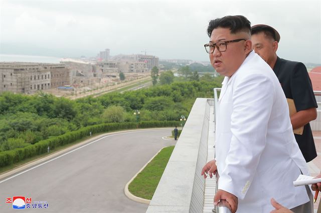 김정은 북한 국무위원장이 부인 리설주 여사와 함께 원산갈마해안관광지구 건설장을 시찰했다고 조선중앙통신이 17일 보도했다. 조선중앙통신=연합뉴스