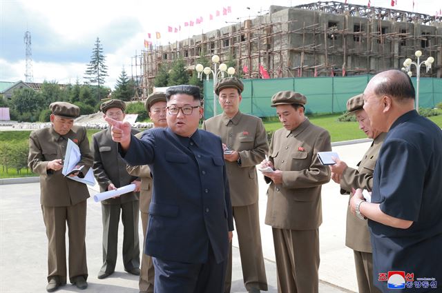 김정은 북한 국무위원장이 부인 리설주와 함께 40일 만에 삼지연군 건설현장을 다시 방문했다고 조선중앙통신이 19일 보도했다. 평양 조선중앙통신=연합뉴스