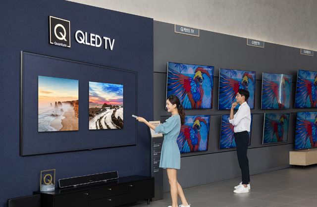 삼성전자 모델들이 경기 용인시 기흥구 삼성 디지털프라자 용인구성점 QLED TV 존에서 QLED TV를 감상하고 있다. 삼성전자 제공