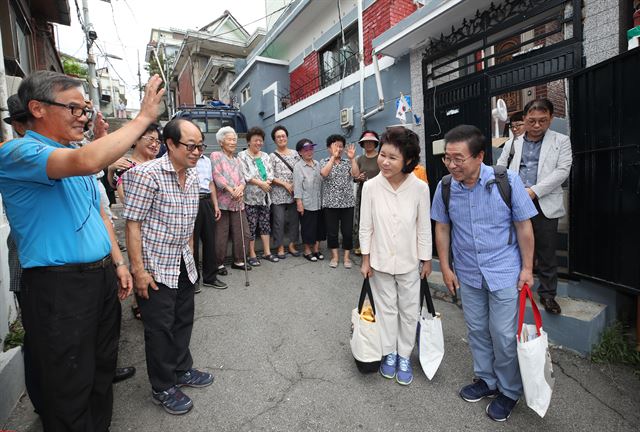 '옥탑방 한달살이'를 정리하는 박원순 서울시장이 19일 오전 서울 강북구 삼양동 현장을 떠나며 주민들과 인사를 나누고 있다. 연합뉴스