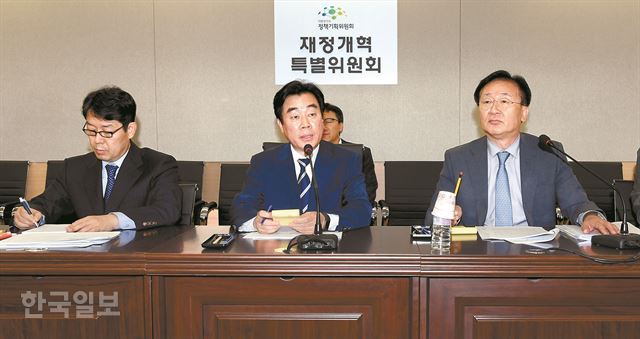 강병구 재정개혁특별위원장이 지난 3일 서울 종로구 이마빌딩에서 부동산 보유세 개편안 방향에 대해 취재진에게 설명하고 있다. 고영권 기자