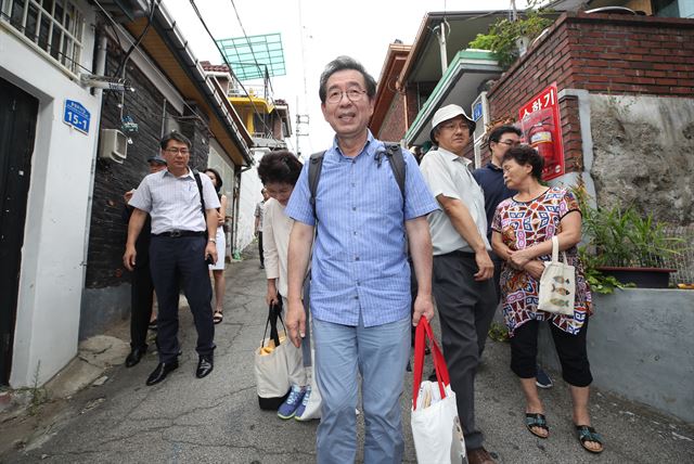 '옥탑방 한달살이'를 정리하는 박원순 서울시장이 19일 오전 서울 강북구 삼양동 현장을 떠나고 있다. 연합뉴스