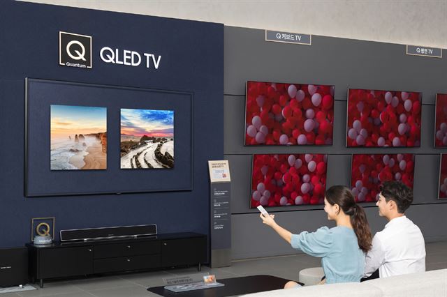 삼성전자 모델들이 경기 용인시 기흥구 삼성 디지털프라자 용인구성점 QLED TV 존에서 QLED TV를 조작하고 있다. 삼성전자 제공