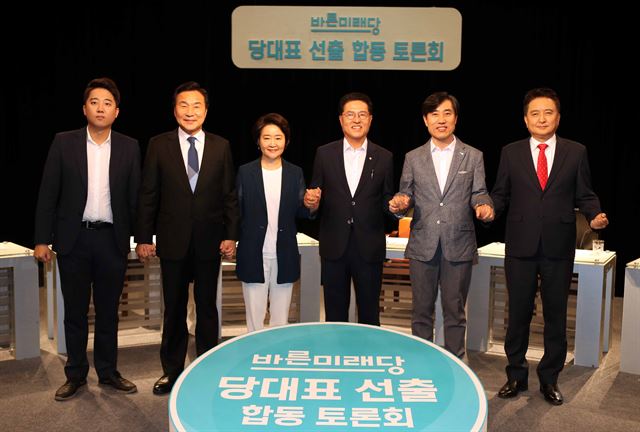 바른미래당 9·2 전당대회 나선 6명의 후보가 18일 부산 지역민방인 KNN이 주관하는 '영남권 TV 토론회'에 참석, 선전을 다짐하고 있다. 왼쪽부터 이준석, 손학규, 권은희, 정운천, 하태경, 김영환 후보. 부산= 연합뉴스