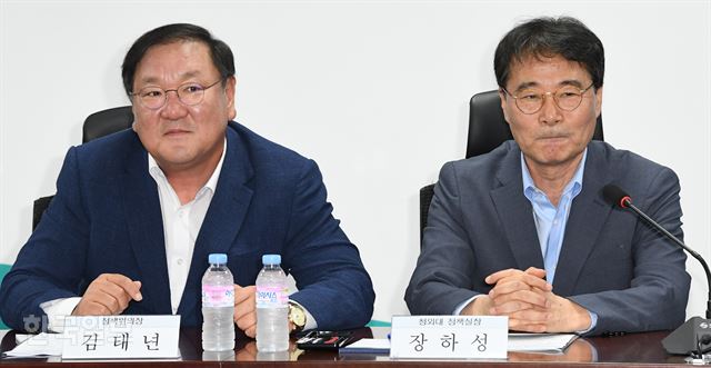 고용상항 관련 긴급 당정청회의가 19일 오후 서울 여의도 국회 의원회관에서 열리고 있다. 왼쪽부터 김태년 더불어민주당 정책위의장과 장하성 청와대 정책실장. 배우한 기자