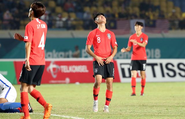 아시안게임 축구대표팀 선수들이 지난 17일 자카르타-팔렘방 아시안게임에서 말레이시아에 패한 뒤 안타까워하고 있다. 반둥=연합뉴스