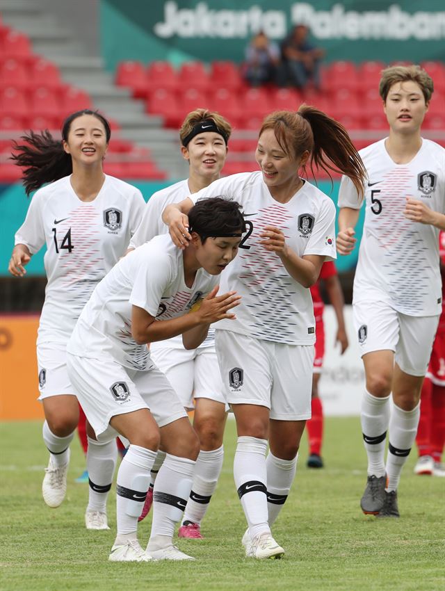 여자축구 대표 지소연이 19일 몰디브와 아시안게임 조별리그 2차전에서 페널티킥 선제골을 넣은 뒤 동료들의 축하를 받고 있다. 팔렘방=연합뉴스